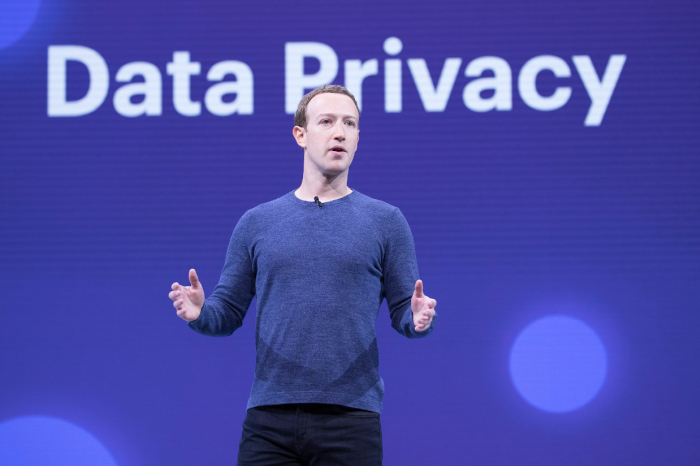 Facebook　founder　Zuckerberg　stressing　the　importance　of　data　privacy　at　the　company's　F8　conference　in　2018.