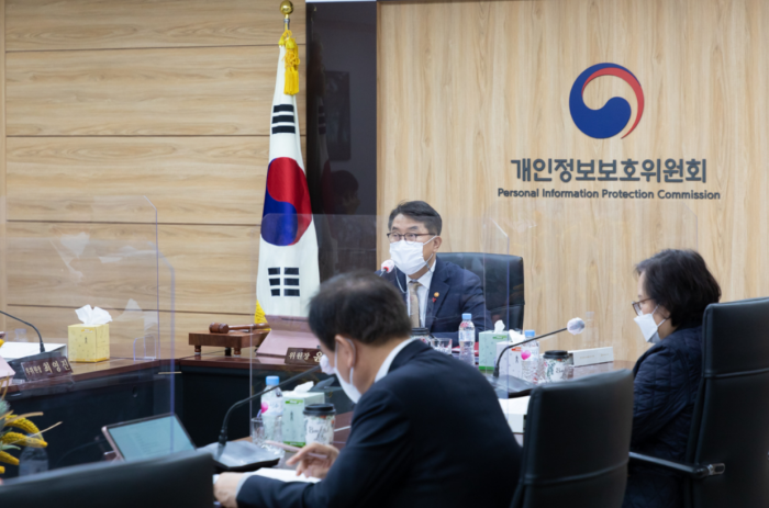 The　PIPC　operates　under　the　Prime　Minister's　Office　with　its　chair　appointed　by　the　South　Korean　President.