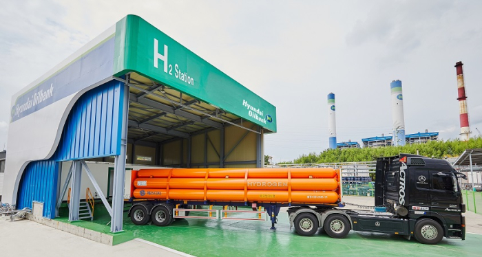 A　hydrogen　trailer　is　being　charged　with　Hyundai　Oilbank's　high-purity　hydrogen.