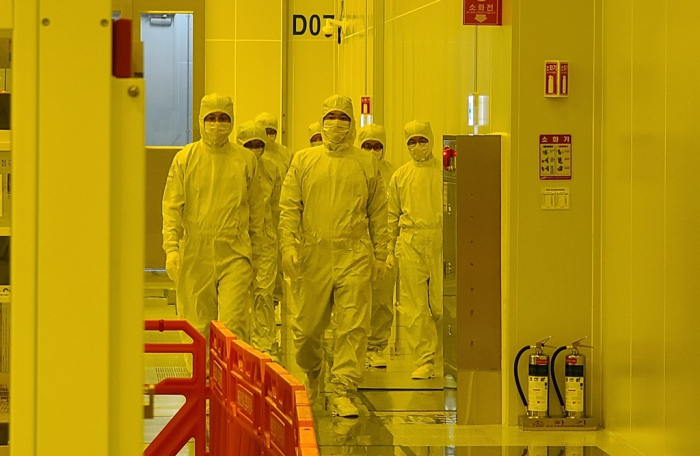 Samsung　Electronics　Vice　Chairman　Jay　Y.　Lee　(front　right)　visits　the　company's　foundry　plant　in　Korea　in　January