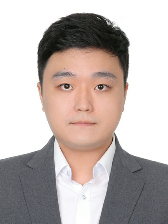 Jun-ho　Cha　is　an　M&A　reporter　of　Market　Insight　of　The　Korea　Economic　Daily
