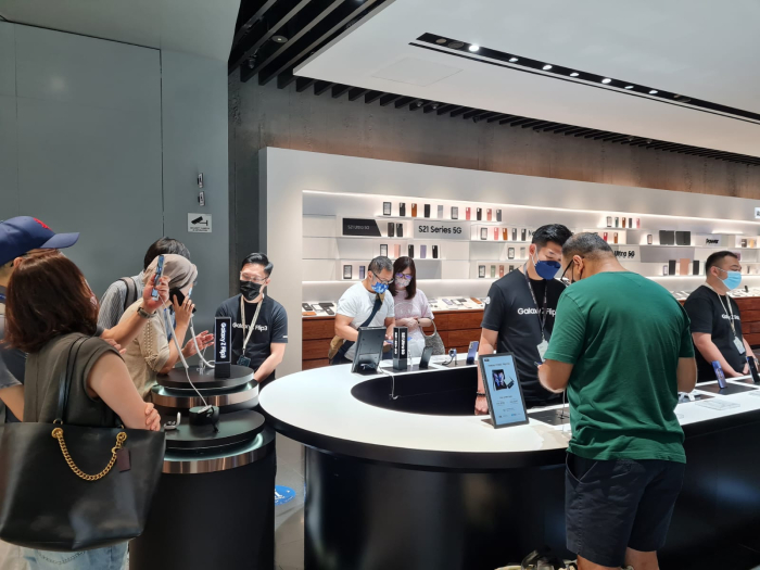 Samsung's　pop-up　store　in　VivoCity,　a　shopping　mall　in　Singapore