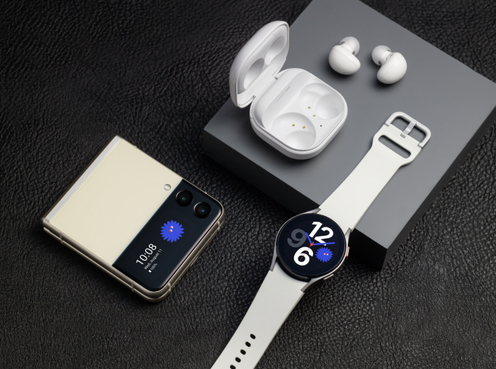 折叠新机Galaxy　Z　Fold、蓝牙耳机Galaxy　Buds2和智能手表Watch4