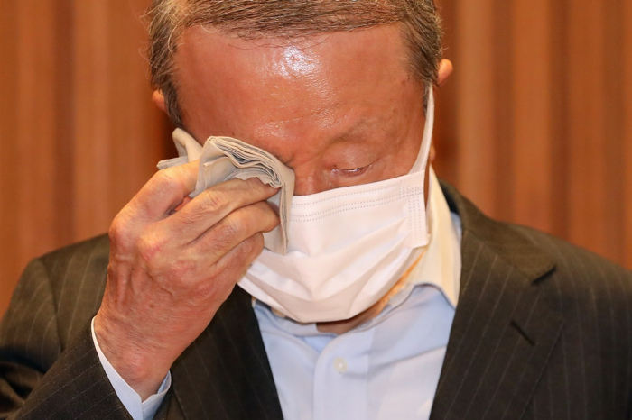 Namyang Chairman Hong Won-sik makes a public apology and announces his resignation on May 4