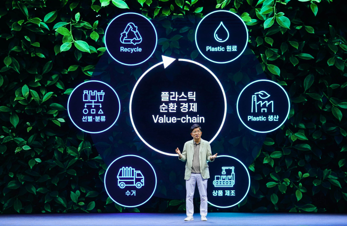 SK Geocentric CEO Na Kyung-soo speaking on the plastic value chain and circular economy.