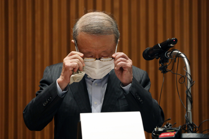 Namyang　Dairy　top　shareholder　and　Chairman　Hong　Won-sik　during　a　May　4　news　conference