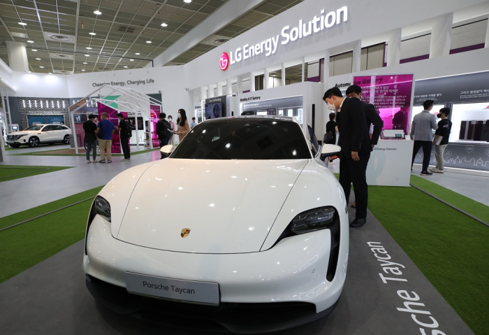 LG　Energy　Solution　is　exhibiting　its　EV　battery　at　a　battery　fair　in　Seoul.