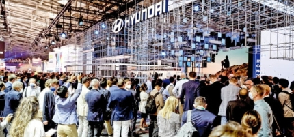 Hyundai　Motor's　booth　with　the　concept　of　an　eco-friendly　hydrogen　society　is　crowded　with　visitors.　(Courtesy　of　Hyundai　Motor)