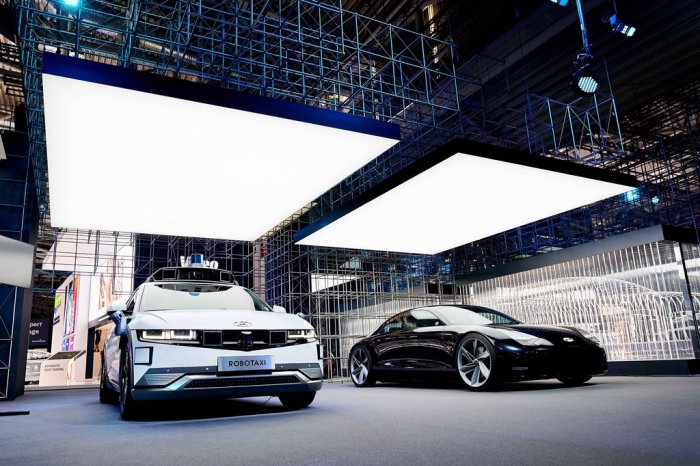 Hyundai　Motor　is　showcasing　its　first　autonomous　robotaxi　based　on　Hyundai’s　latest　all-electric　SUV,　the　IONIQ　5,　and　the　Prophecy　concept　that　previews　the　IONIQ　6,　at　the　IAA　Mobility　2021.　(Courtesy　of　Hyundai　Motor)