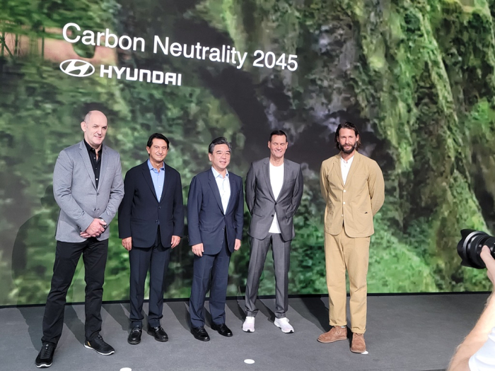 Hyundai　Motor　president　&　CEO　Chang　Jae-hoon　(middle)　is　attending　an　event　to　unveil　its　goal　to　achieve　carbon　neutrality　by　2045　with　other　key　executives.