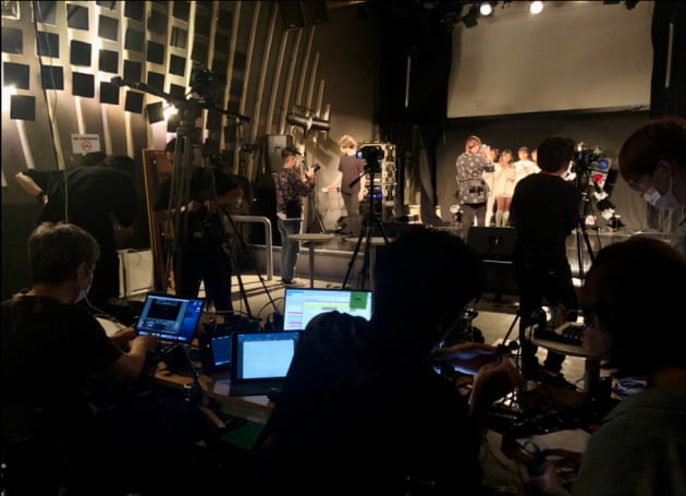 A behind-the-scenes photo from Mahocast's live streaming event