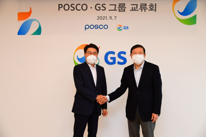 POSCO　Chairman　Choi　Jeong-woo　(left)　and　GS　Group　Chairman　Huh　Tae-soo　shake　hands　at　a　meeting　of　the　companies'　top　executives　(Courtesy　of　POSCO)