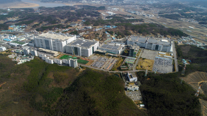 LG　Display's　manufacturing　plants　in　Paju,　Gyeonggi　Province