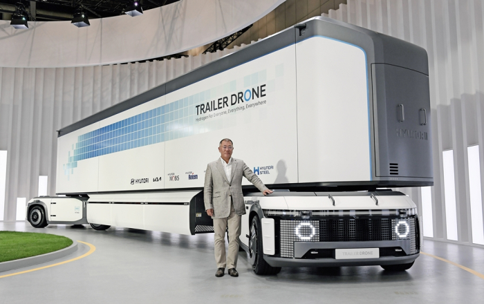Hyundai Motor Chairman Chung in front of the Trailer Drone, an FCEV concept