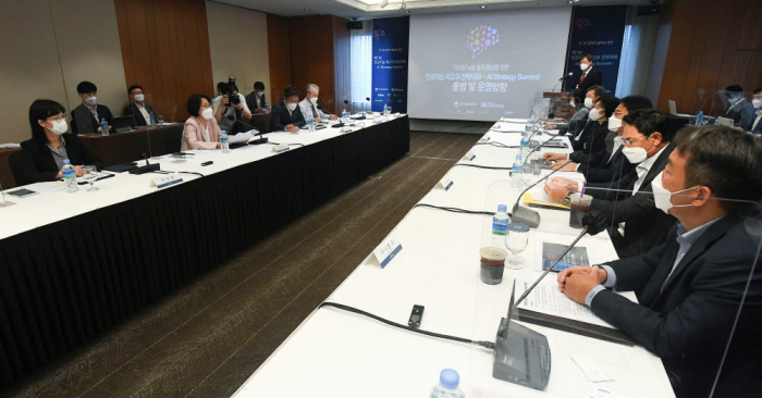 South　Korea's　first　AI　Strategy　Summit　with　science　minister　and　CEOs　of　Naver,　Kakao　and　telecom　firms.