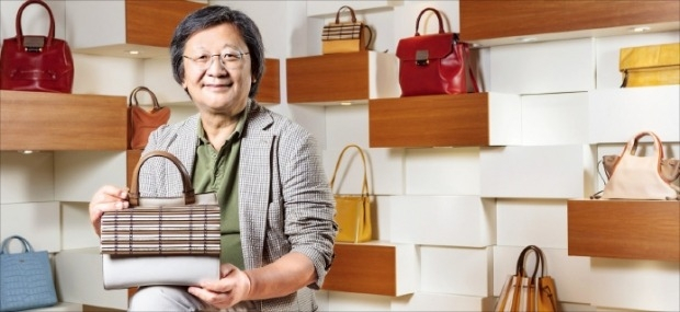 京畿道儀旺市（ウィワンシ）の本社で、製作したハンドバッグの長所を説明するシモンヌのパク·ウングァン代表（シモンヌ提供）