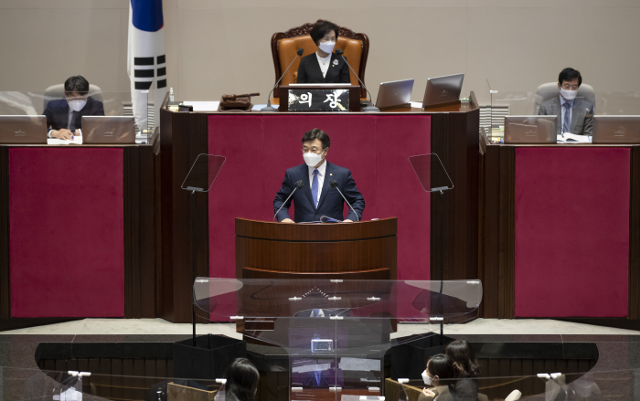 Democratic　Party's　floor　leader　Yoon　Ho-jung　speaks　before　a　regular　parliamentary　session　opens　on　Sept.　8