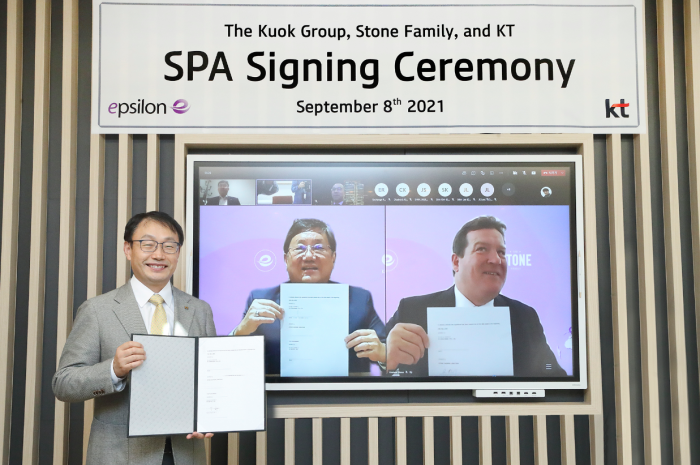 KT　CEO　Koo　Hyun-mo　(left)　at　the　share　purchase　agreement　(SPA)　signing　ceremony　held　online　on　Sept.　8.