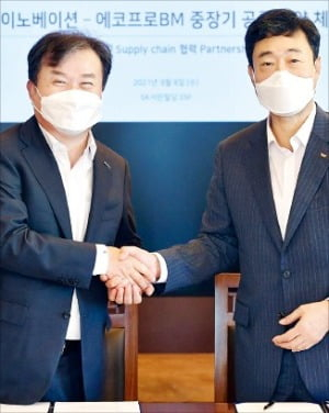 EcoPro　chairman　Lee　Dong-che　(left)　and　SK　Innovation’s　battery　business　president　Jee　Dong-seob　(right)　are　taking　a　commemorative　picture　after　signing　a　deal　on　high-nickel　cathode　materials.