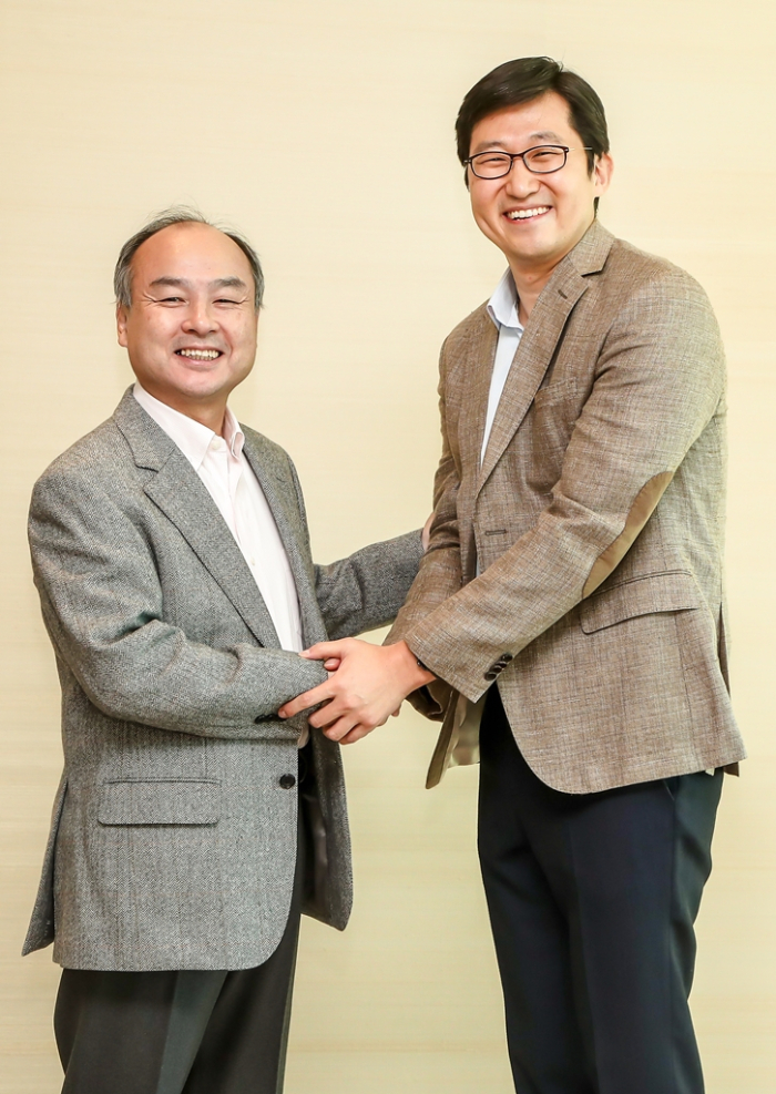 SoftBank　Group　founder　Masayoshi　Son　(left)　is　a　key　investor　in　Coupang