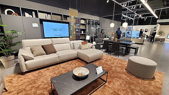 Imm sales furniture shops
