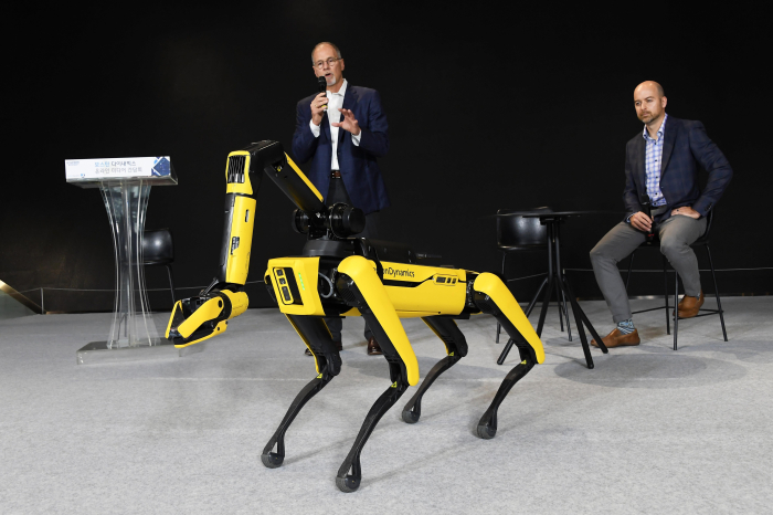 Boston　Dynamics　CEO　Robert　Playter　(left)　and　Chief　Technology　Officer　Aaron　Saunders　with　Spot　(Courtesy　of　Hyundai　Motor)