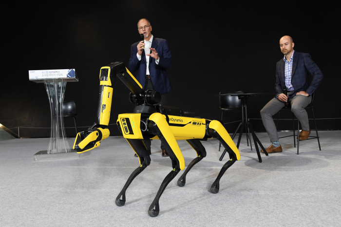Boston Dynamics CEO Robert Playter (left) and Chief Technology Officer Aaron Saunders with Spot (Courtesy of Hyundai Motor)