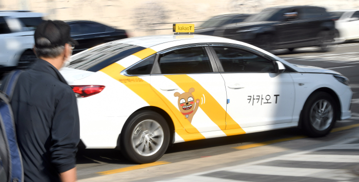 Antitrust　body　takes　aim　at　Kakao's　taxi-hailing　app,　Coupang