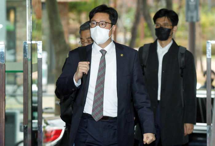 Fair Trade Commission Vice Chairman Kim Jae-shin (center)