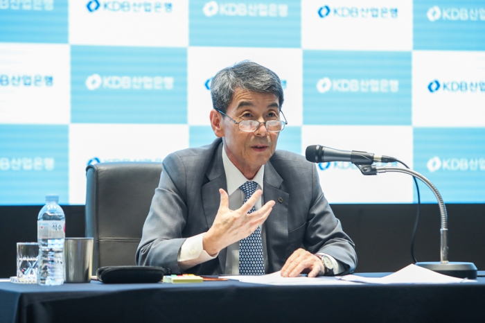 KDB　Chairman　Lee　Dong-gull　at　a　media　briefing