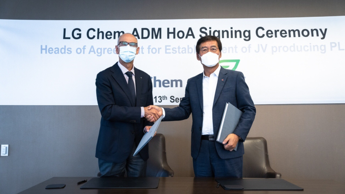 シン·ハクチョルLG化学副会長（右）とフアン·ルシアーノADM会長が13日（現地時間）、PLA合弁法人設立のための主要条件合意書（HOA）を交換している（LG化学提供）