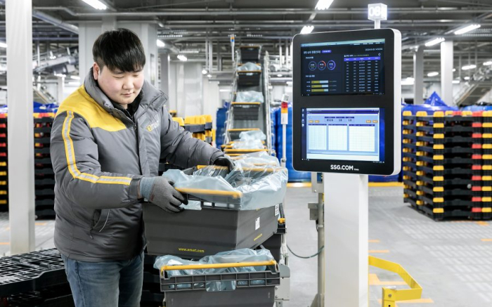 An　E-Mart　employee　packing　items　ordered　through　SSG.COM.