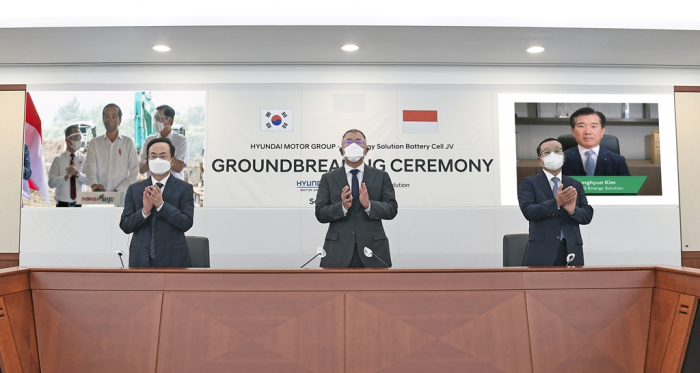 Hyundai　Chairman　Chun　Euisun　(center)　joins　the　groundbreaking　ceremony　for　an　Indonesian　battery　plant