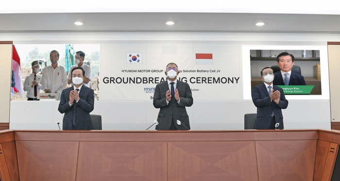 Hyundai Chairman Chun Euisun (center) joins the groundbreaking ceremony for an Indonesian battery plant