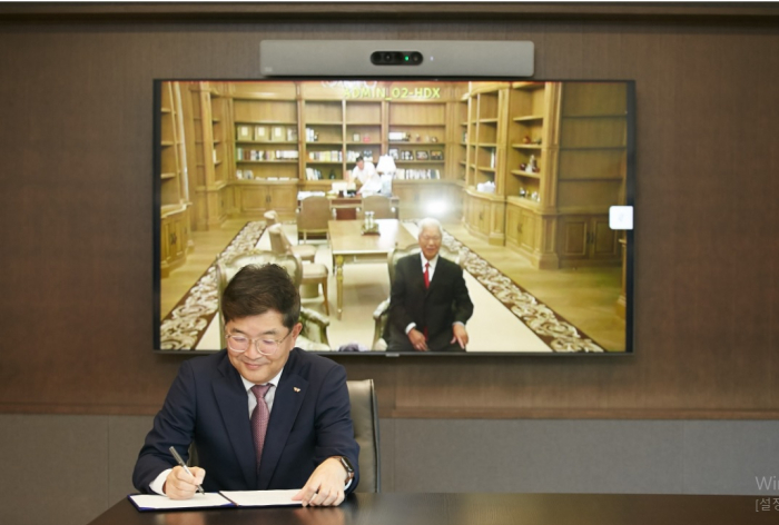 SK　Geo　Centric　CEO　Na　Kyung-soo　(left)　and　APP　Sinar　Mas　Chairman　Huang　Zhi　Yuan　(right)　join　the　online　MOU　signing　event　(Courtesy　of　SK　Geo　Centric)