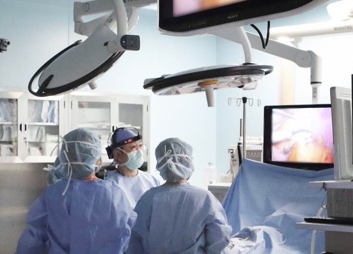 Samsung　Medical　Center's　staff　conducting　5G-powered　HD　surgical　video　analysis.