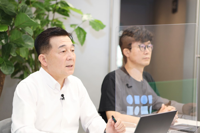Naver　Cloud's　Chief　of　Cloud　Business　Kim　Tae-chang　(left)　and　head　of　Naver　Cloud's　platform　business,　Jang　Bum-sik　in　an　online　media　roundtable　on　Sept.　16