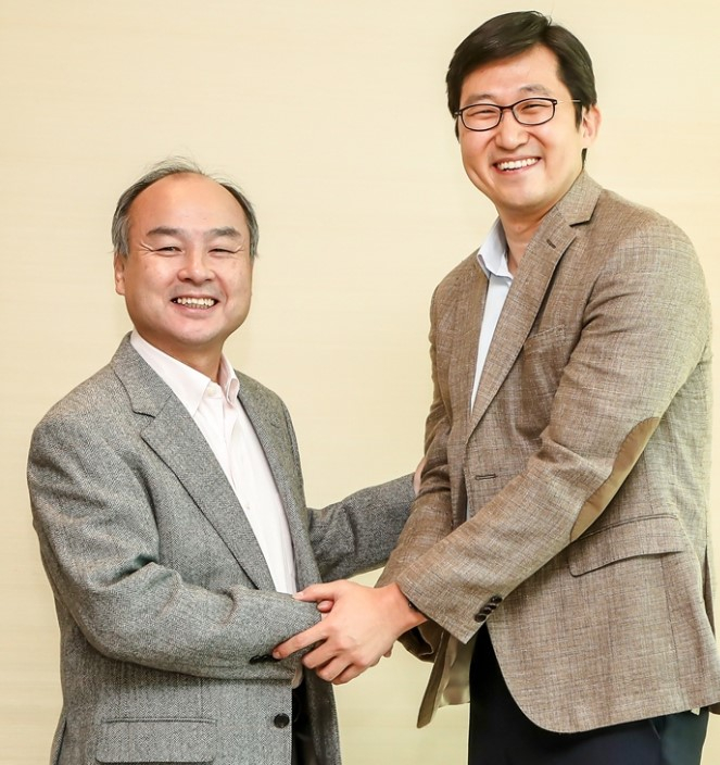 SoftBank　Group　founder　Masayoshi　Son　(left)　and　Coupang　founder　and　CEO　Kim　Bom-seok