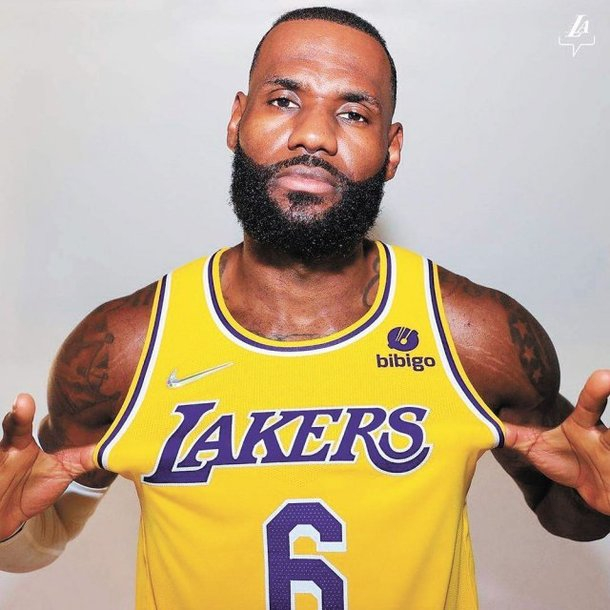 LeBron　James　wearing　his　uniform　with　a　Bibigo　logo　(Courtesy　of　LA　Lakers)