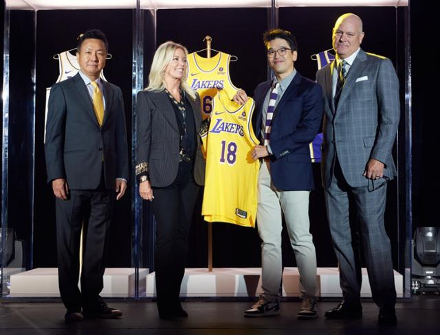 CJ　and　LA　Lakers　representatives　at　the　signing　ceremony. 