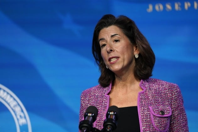 The　US　Secretary　of　Commerce　Gina　Raimondo　(Courtesy　of　AP).