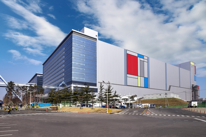 Samsung's　foundry　plant　in　Hwaseong　city,　South　Korea.