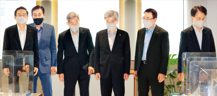 FSC　Chairman　Koh　Seung-beom　(third　from　left)　with　domestic　banks'　heads　on　Sept.　10