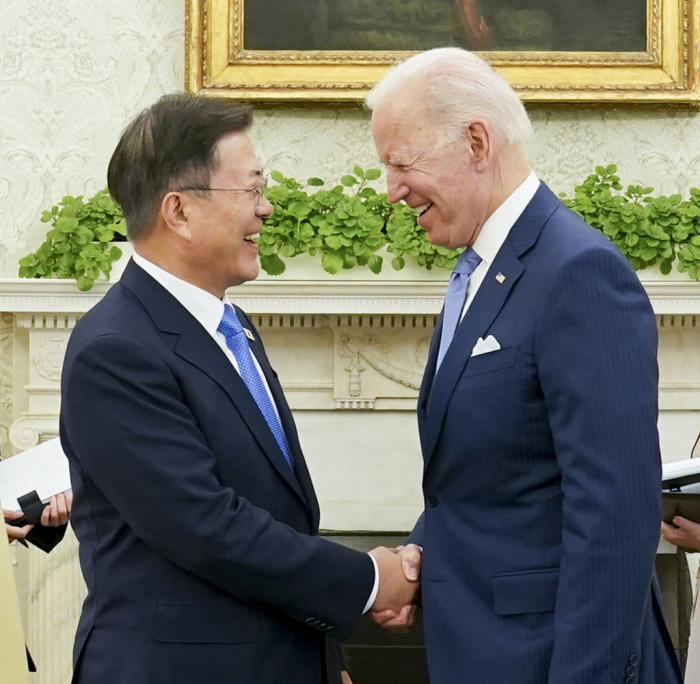 US　President　Joe　Biden　and　South　Korean　President　Moon　Jae-in　meet　on　May　21