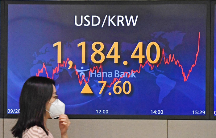 Hana　Bank　headquarters'　dealing　room　in　Myeong-dong,　Seoul,　on　Sept.　28