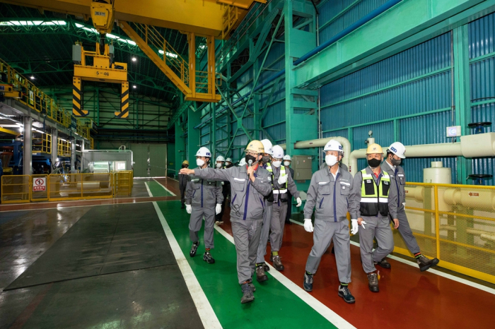 Dongkuk　Steel　employees　inspecting　the　new　S1CCL　site.