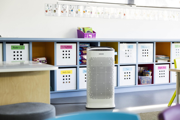 A　Samsung　air　purifier　installed　in　a　classroom　in　Australia　(Courtesy　of　Channel　News　Australia).