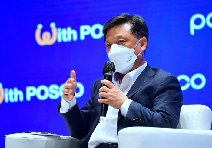 POSCO's　head　of　steel　business　division　Kim　Hak-dong.