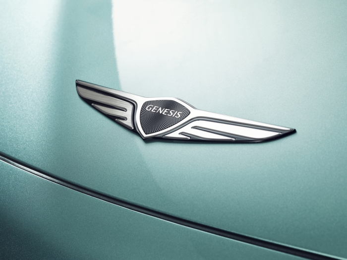 The　GV60's　signature　crest　grille