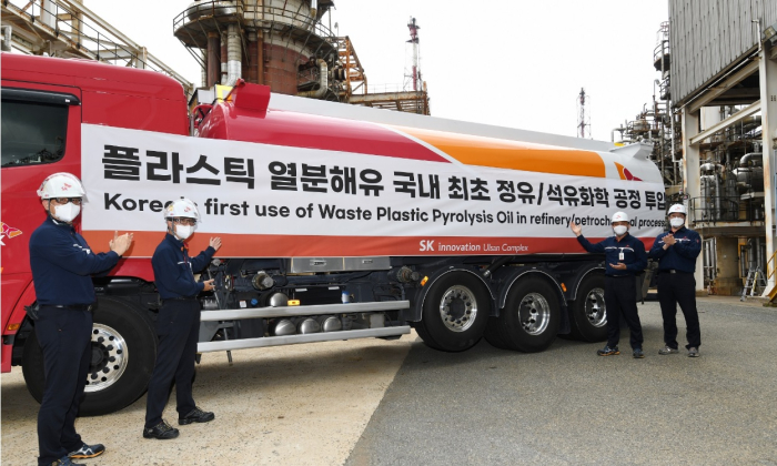 A　tank　truck　loaded　with　oil　extracted　from　plastics　(Courtesy　of　SK　Geo　Centric)